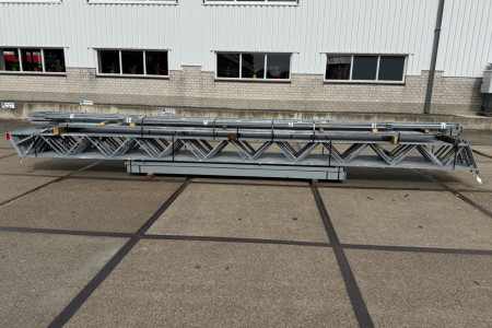 12.80 x 28.00m (358.4m²)